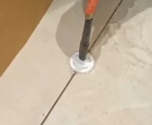 双鸭山瓷砖空鼓维修公司专业解答瓷砖在铺贴过程中，如果没有涂抹均匀到位的粘结材料（如水泥砂浆或瓷砖胶），可能会导致以下问题